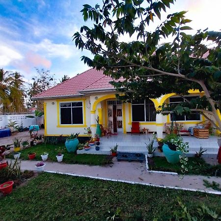L&J Modern Backpackers Kigamboni Beach House Bed and Breakfast Dar es Salaam Esterno foto
