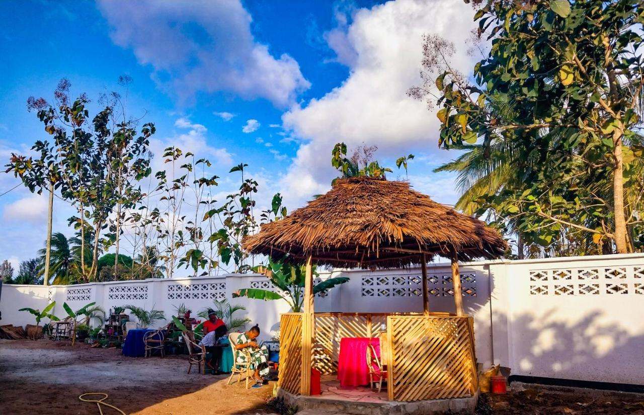 L&J Modern Backpackers Kigamboni Beach House Bed and Breakfast Dar es Salaam Esterno foto