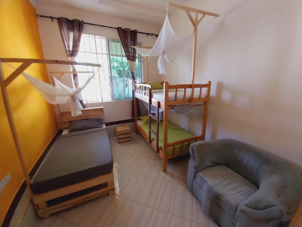 L&J Modern Backpackers Kigamboni Beach House Bed and Breakfast Dar es Salaam Esterno foto