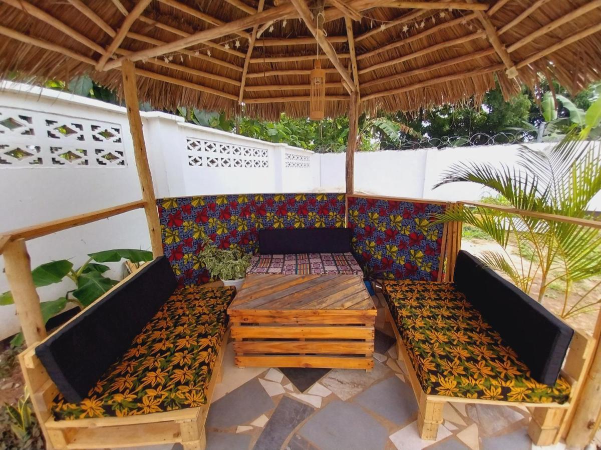 L&J Modern Backpackers Kigamboni Beach House Bed and Breakfast Dar es Salaam Esterno foto